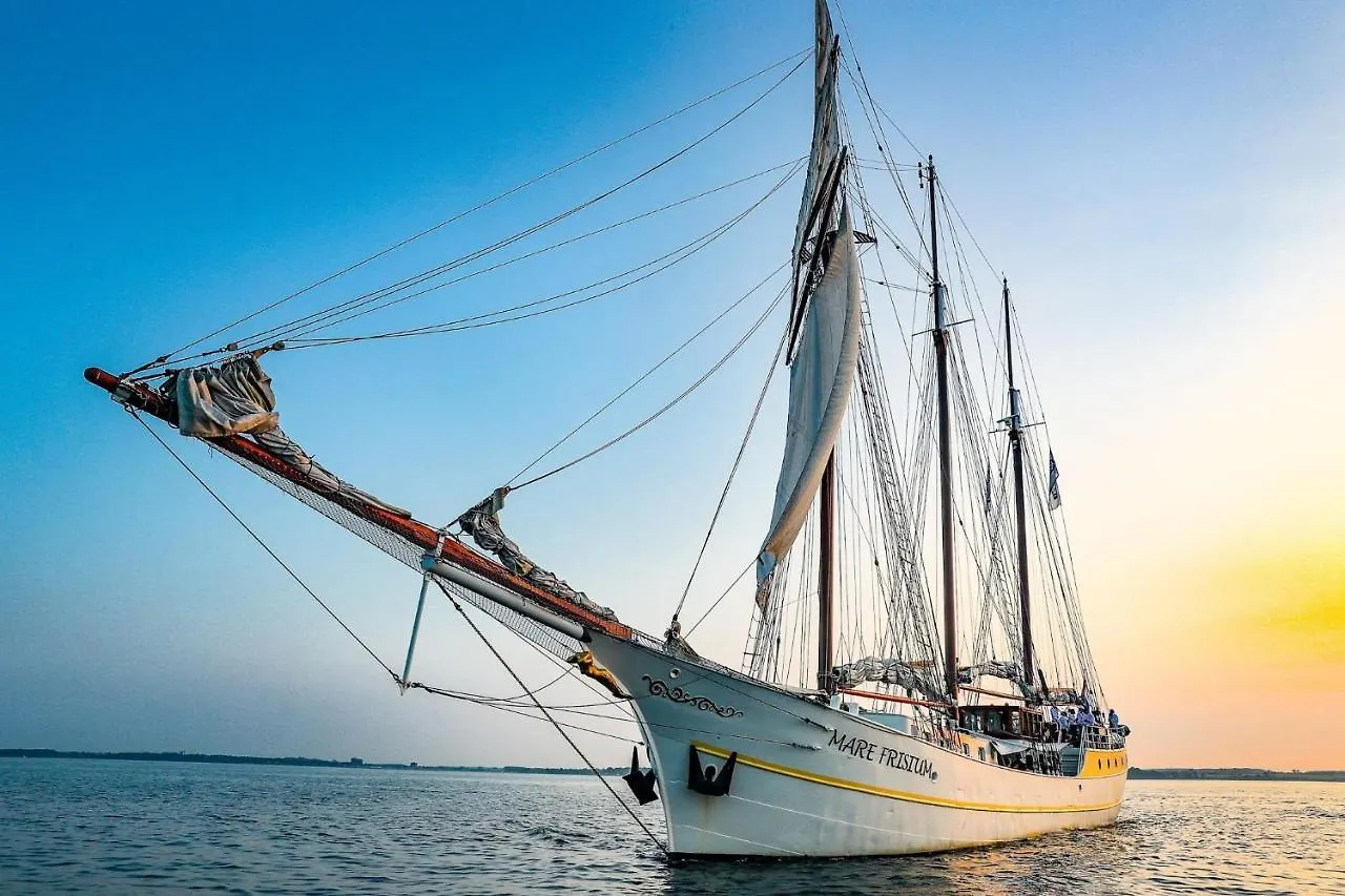 Botel Segelschiff Mare Frisium Hotel Hamburg
