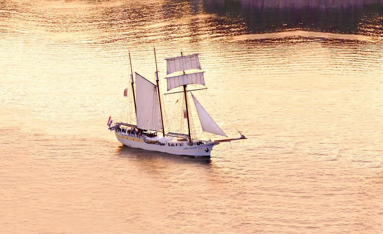 Segelschiff Mare Frisium Hotel Hamburg