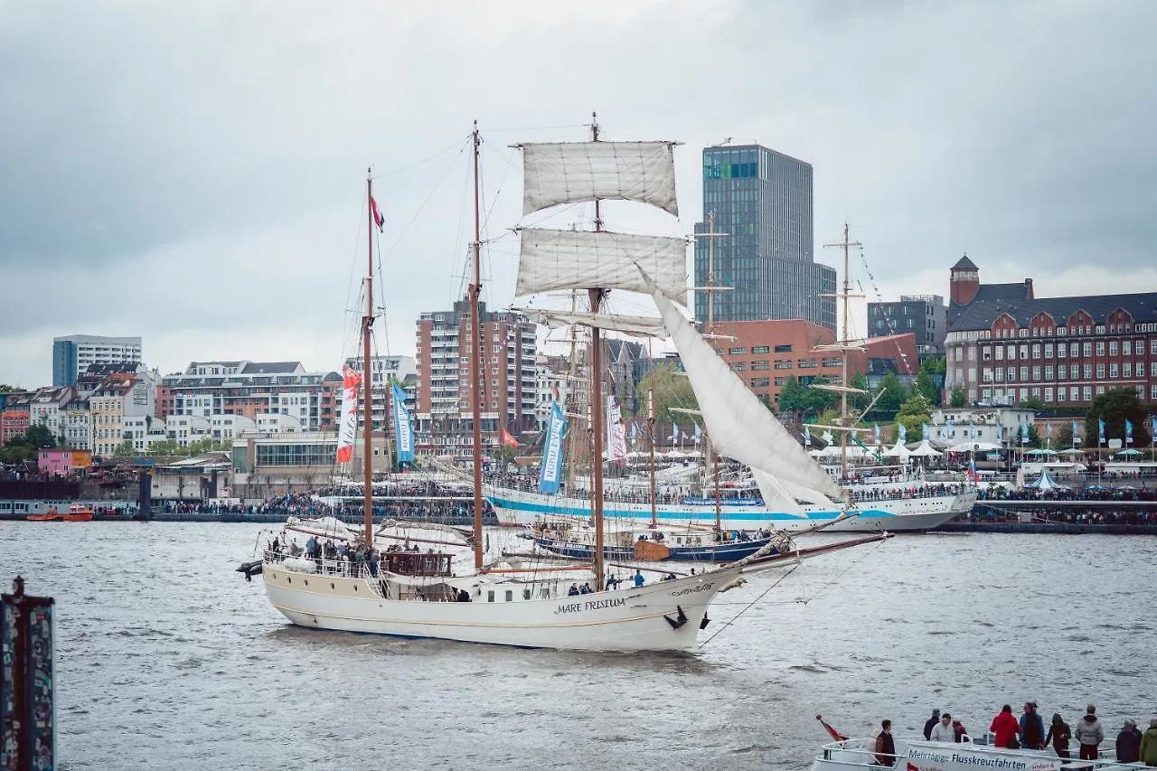 Segelschiff Mare Frisium Hotel Hamburg Germany