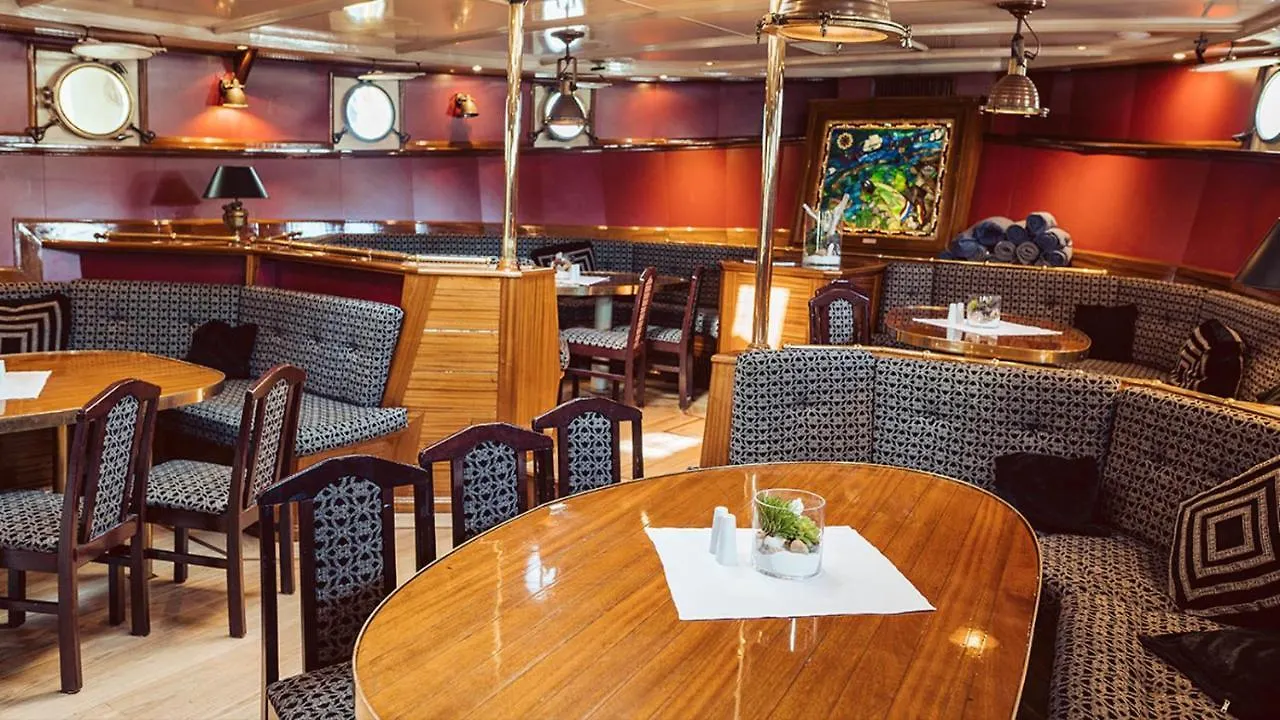 Segelschiff Mare Frisium Hotel Hamburg Germany